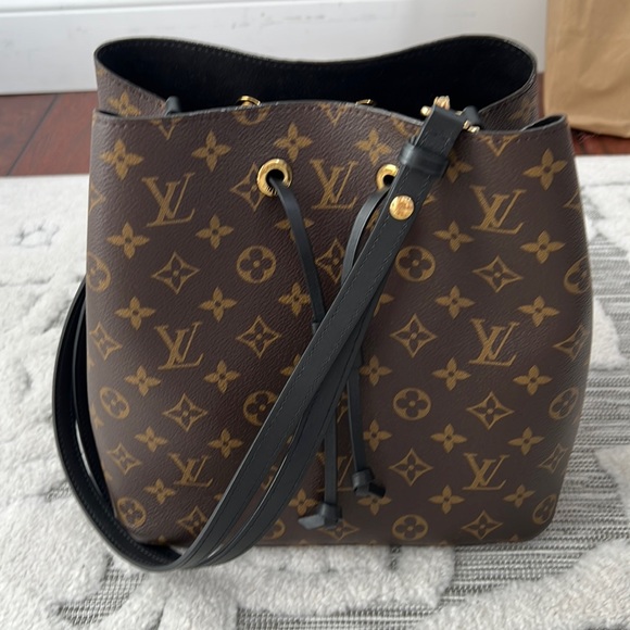Louis Vuitton Handbags - Authentic Louis Vuitton NeoNoe